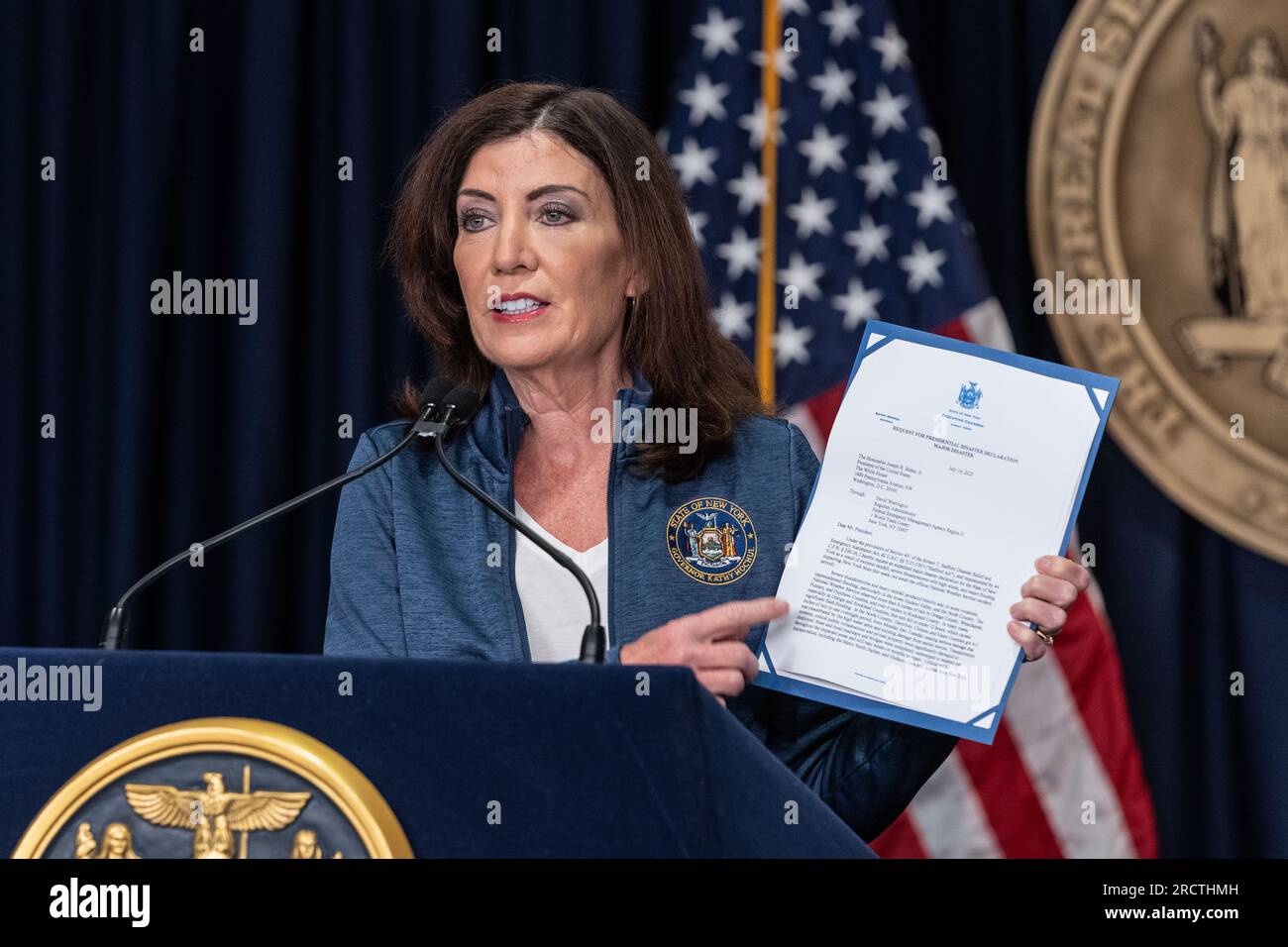 Il governatore Kathy Hochul aggiorna i newyorkesi sulle condizioni meteorologiche estreme, mentre tiene la richiesta di dichiarazione di disastro presidenziale presso l'ufficio del governatore a New York il 16 luglio 2023. Foto Stock