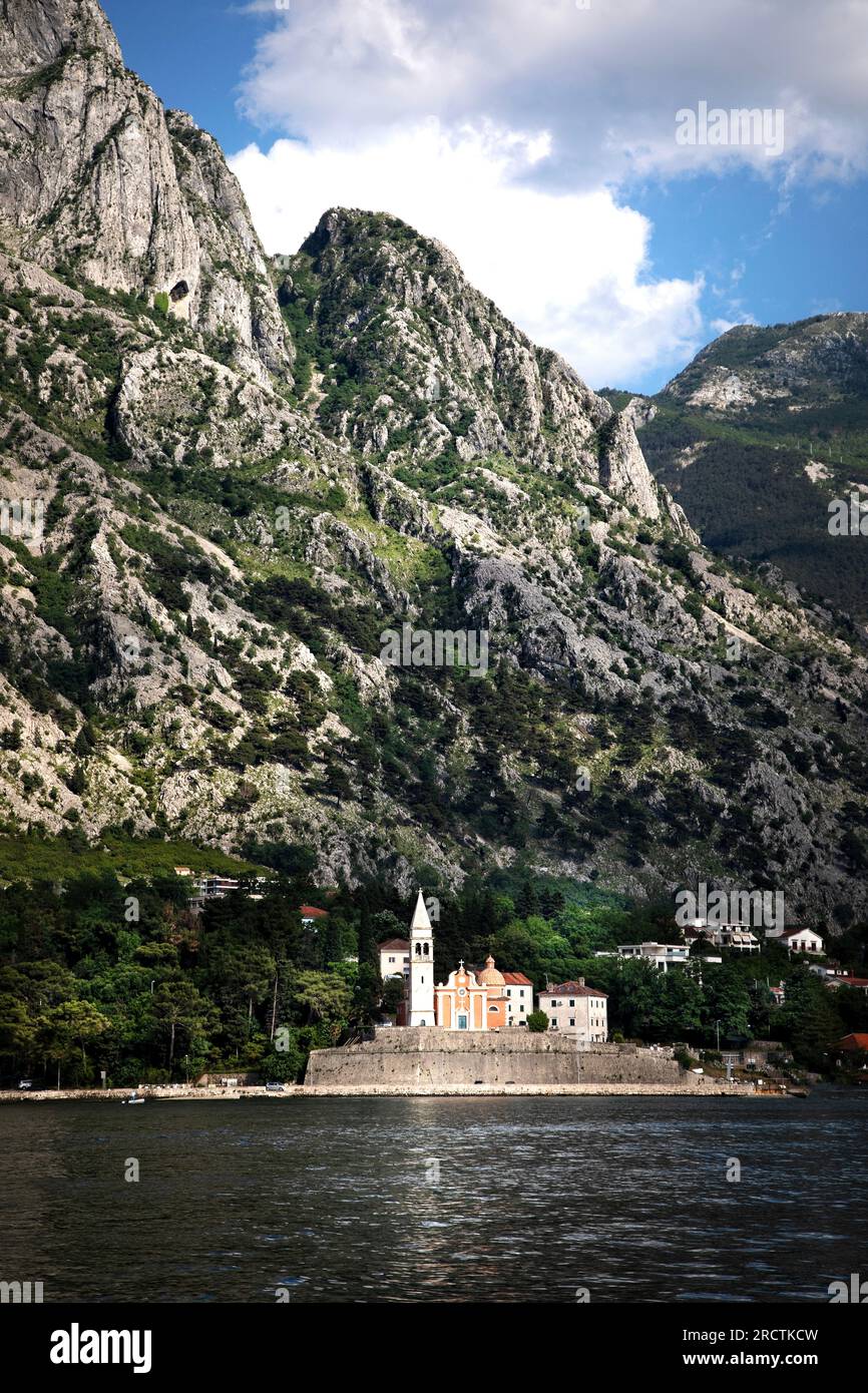 St La chiesa di Mattia si erge nella baia di Cattaro, vicino alla città vecchia di Cattaro, in Montenegro. Foto Stock