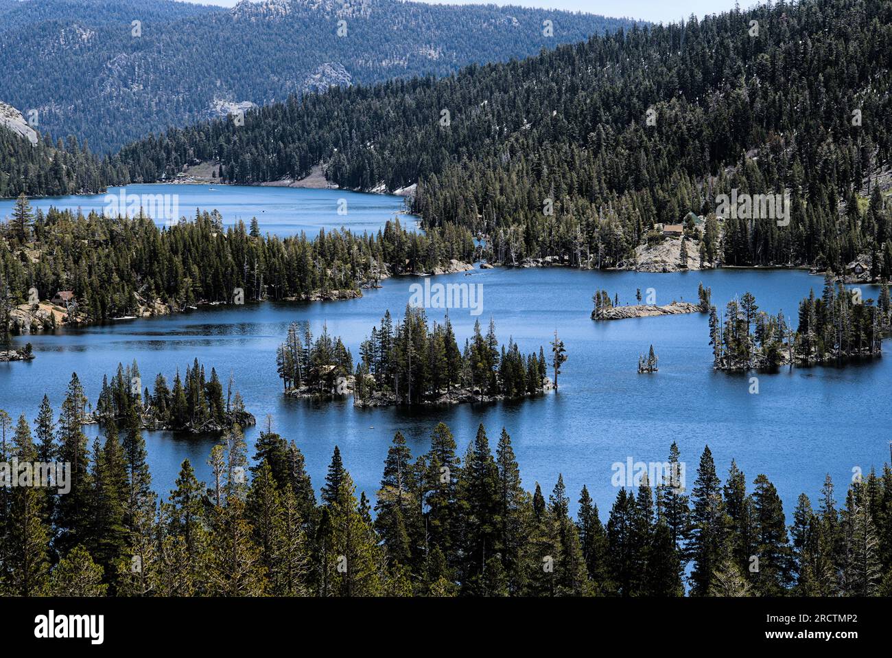Echo Lakes circondati da montagne alpine a Tahoe, California Foto Stock