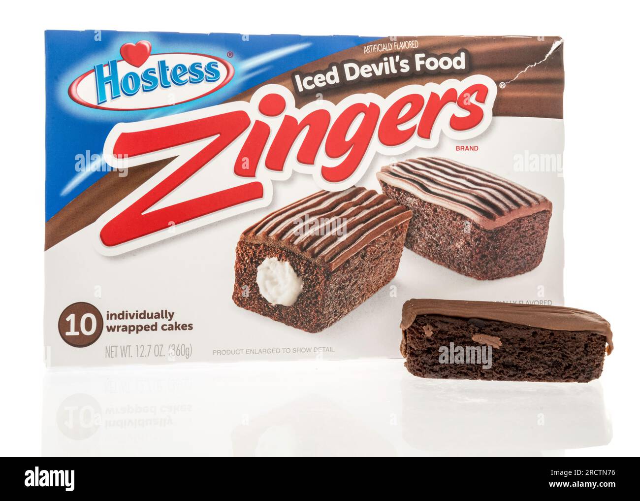 Winneconne, WI - 15 luglio 2023: Un pacchetto di cibo ghiacciato da Hostess Zingers su un fondo isolato. Foto Stock