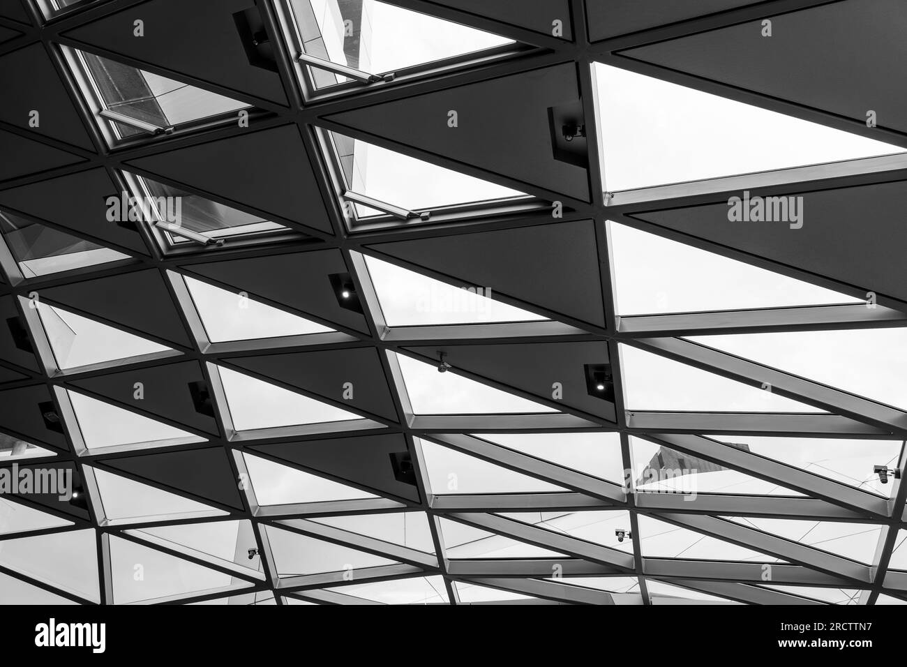 Tonalità bianco e nero, vista interna del motivo triangolare della facciata rivestita in alluminio. Foto Stock
