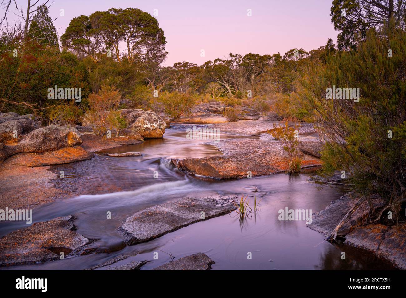 Cascata d'acqua sul letto di roccia di granito, Bald Rock Creek, Girraween National Park, Queensland sud-orientale, Australia Foto Stock