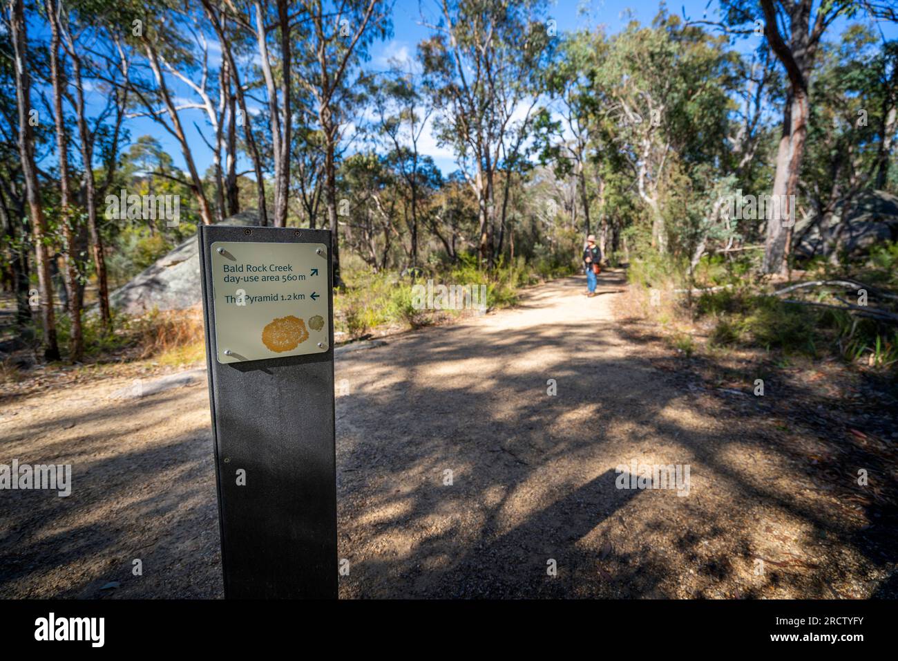 Cartello di legno con indicazioni stradali accanto al sentiero per passeggiate, al sentiero per passeggiate Pyramid, al Parco Nazionale di Girraween, nel Queensland sud-orientale, Australia Foto Stock