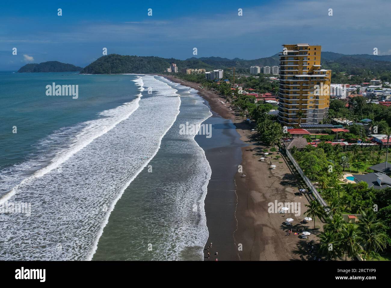 Splendida vista aerea di Jaco Beach, lezioni di surf e edifici periferici accanto alla spiaggia Foto Stock