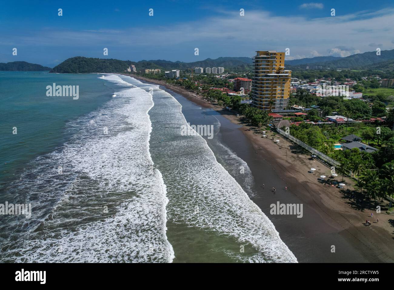 Splendida vista aerea di Jaco Beach, lezioni di surf e edifici periferici accanto alla spiaggia Foto Stock