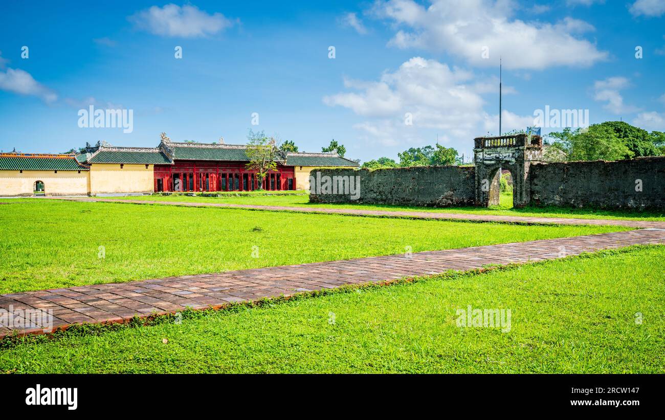 Cortile di Khon Thai Palace nella città imperiale, Hue, Vietnam Foto Stock