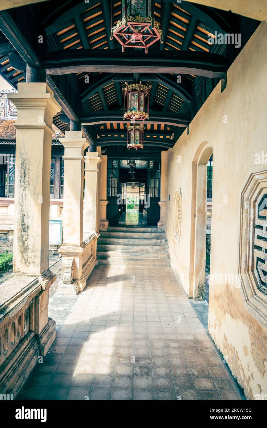 Gioielleria esterna dell'edificio del Teatro reale nella città imperiale, Hue, Vietnam Foto Stock