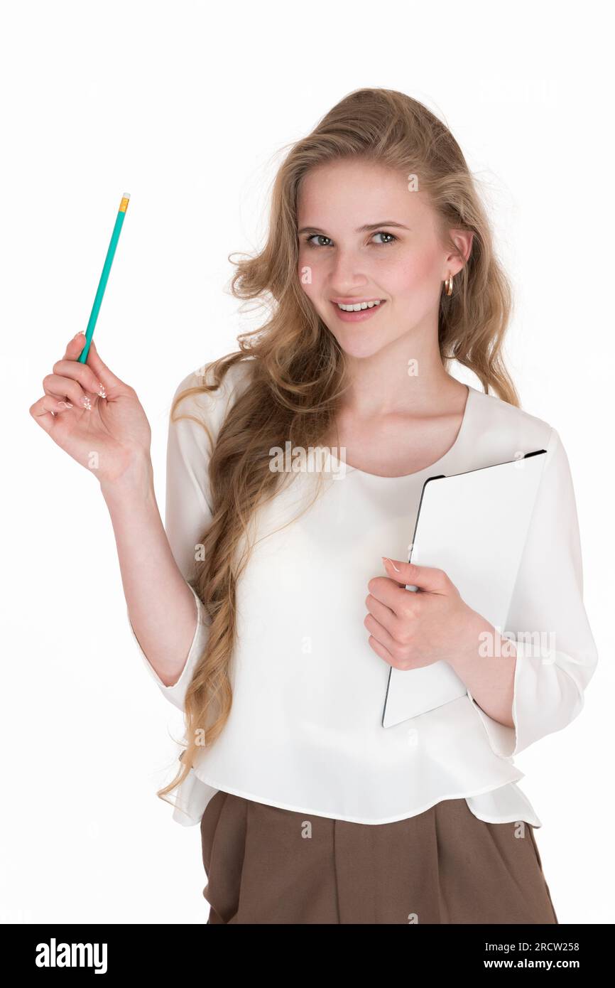 Ritratto di una segretaria che sorride e guarda la fotocamera, tenendo appunti con documenti e matita. Donna caucasica ben vestita in camicetta bianca Foto Stock