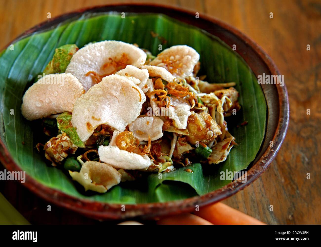 il Gado gado o verdure miste con salsa di arachidi è un'insalata tradizionale indonesiana con salsa di arachidi e cracker Foto Stock