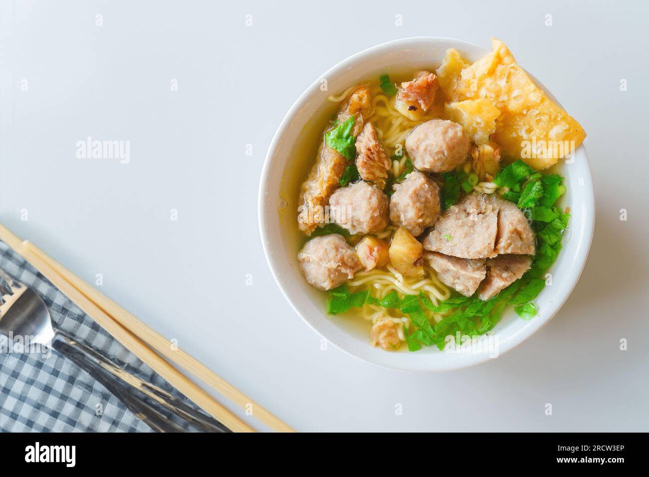 Il Bakso o baso è una polpetta indonesiana, la sua consistenza è simile alla palla di manzo cinese, alla palla di pesce o alla palla di maiale. Foto Stock