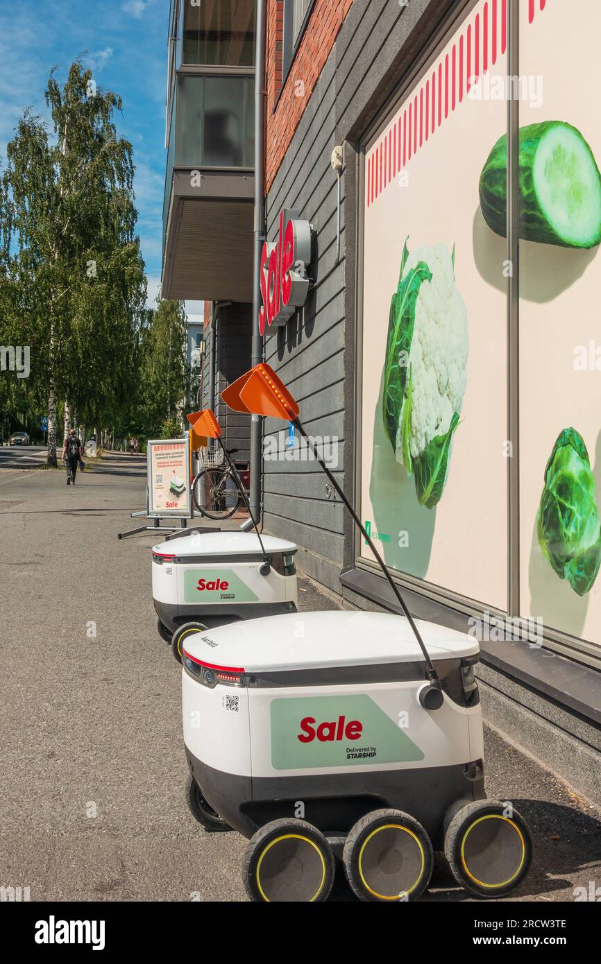 Robot per la consegna di alimenti per trasportare l'ordine dal negozio di alimentari al cliente a Tampere, Finlandia Foto Stock