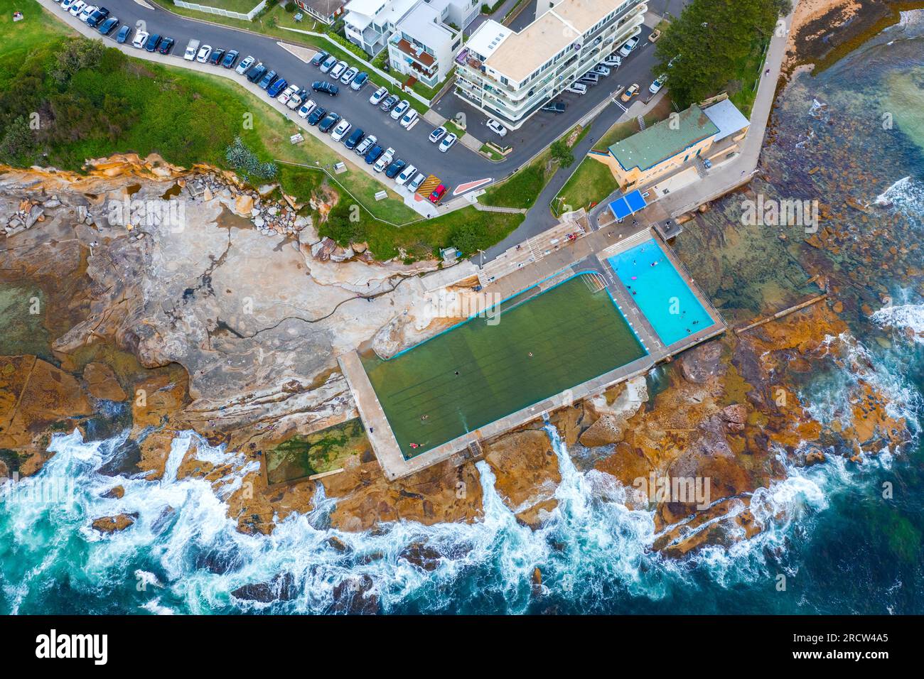 Vista aerea panoramica con droni sulla piscina di roccia di Dee Why, spiagge del Nord Sydney NSW Australia Foto Stock