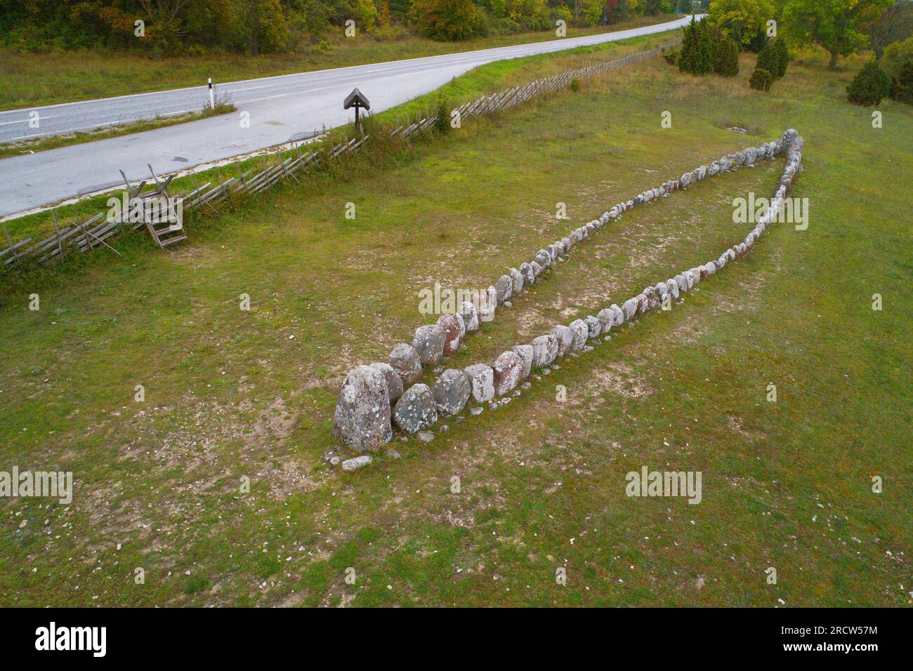 Vista aerea dello storico monumento in pietra della nave di Gannarve situato nella provincia svedese di Gotland. Foto Stock