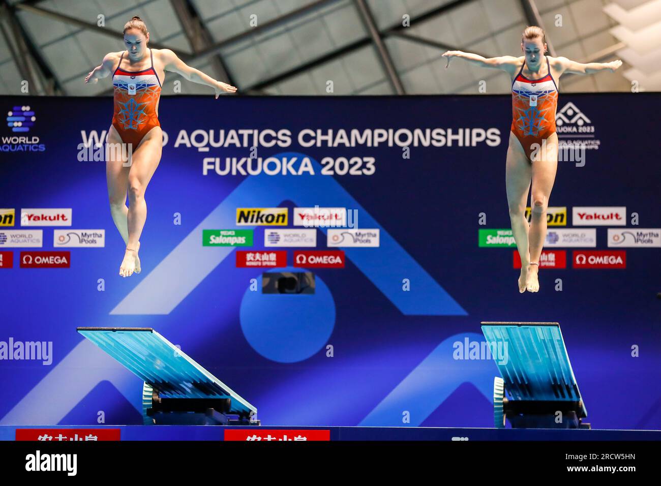 Fukuoka, Giappone. 17 luglio 2023. FUKUOKA, GIAPPONE - 17 LUGLIO: Inge Jansen dei Paesi Bassi e Celine van Duijn dei Paesi Bassi gareggiano nella categoria Women 3m sincronizzata il giorno 4 dei Campionati mondiali di Aquatics di Fukuoka 2023 presso la Prefectural Pool di Fukuoka il 17 luglio 2023 a Fukuoka, Giappone. (Foto di Nikola Krstic/BSR Agency) credito: BSR Agency/Alamy Live News Foto Stock