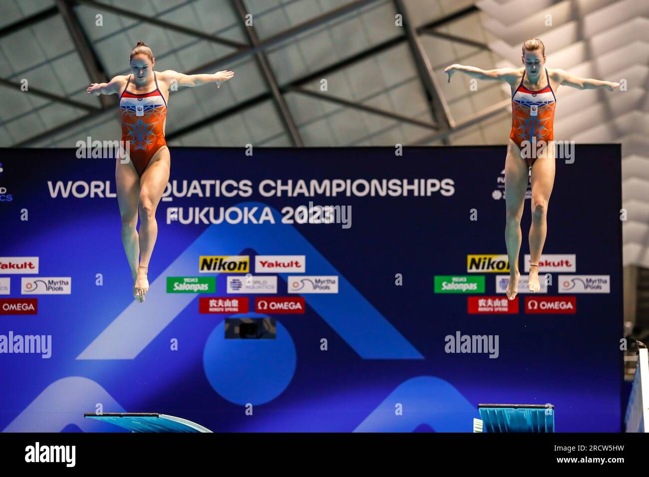 Fukuoka, Giappone. 17 luglio 2023. FUKUOKA, GIAPPONE - 17 LUGLIO: Inge Jansen dei Paesi Bassi e Celine van Duijn dei Paesi Bassi gareggiano nella categoria Women 3m sincronizzata il giorno 4 dei Campionati mondiali di Aquatics di Fukuoka 2023 presso la Prefectural Pool di Fukuoka il 17 luglio 2023 a Fukuoka, Giappone. (Foto di Nikola Krstic/BSR Agency) credito: BSR Agency/Alamy Live News Foto Stock