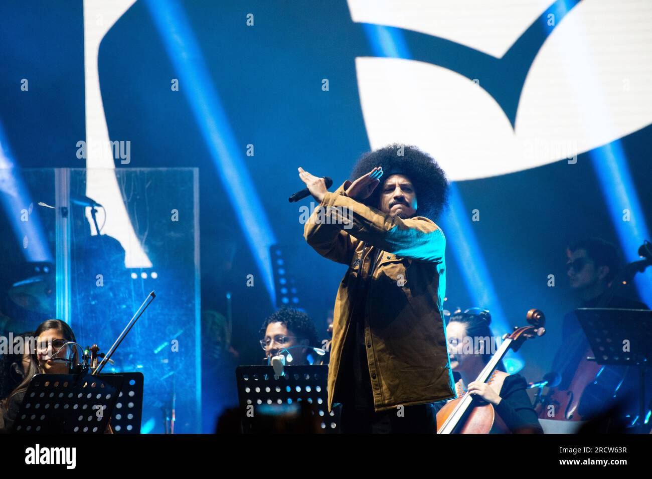 Bogotà, Colombia. 15 luglio 2023. Il gruppo Hip-Hop Medellin Alkolirykoz (Gambeta, Kaztro e Fazeta) si esibisce alla Movistar Arena di Bogotà in un concerto sinfonico lungo l'orchestra sinfonica della città, il 15 luglio 2023. Foto di: Chepa Beltran/Long Visual Press Credit: Long Visual Press/Alamy Live News Foto Stock