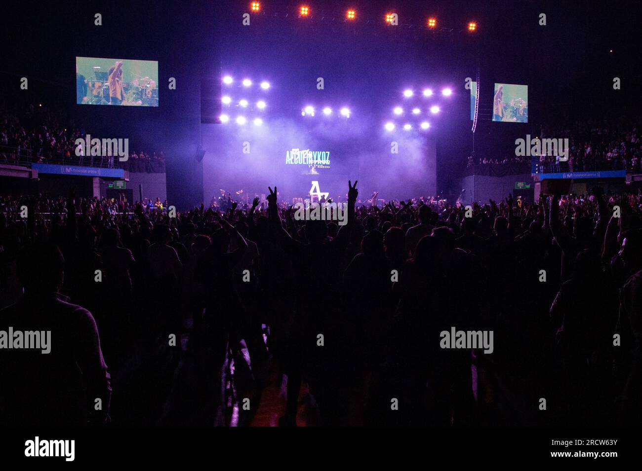 Bogotà, Colombia. 15 luglio 2023. Il gruppo Hip-Hop Medellin Alkolirykoz (Gambeta, Kaztro e Fazeta) si esibisce alla Movistar Arena di Bogotà in un concerto sinfonico lungo l'orchestra sinfonica della città, il 15 luglio 2023. Foto di: Chepa Beltran/Long Visual Press Credit: Long Visual Press/Alamy Live News Foto Stock