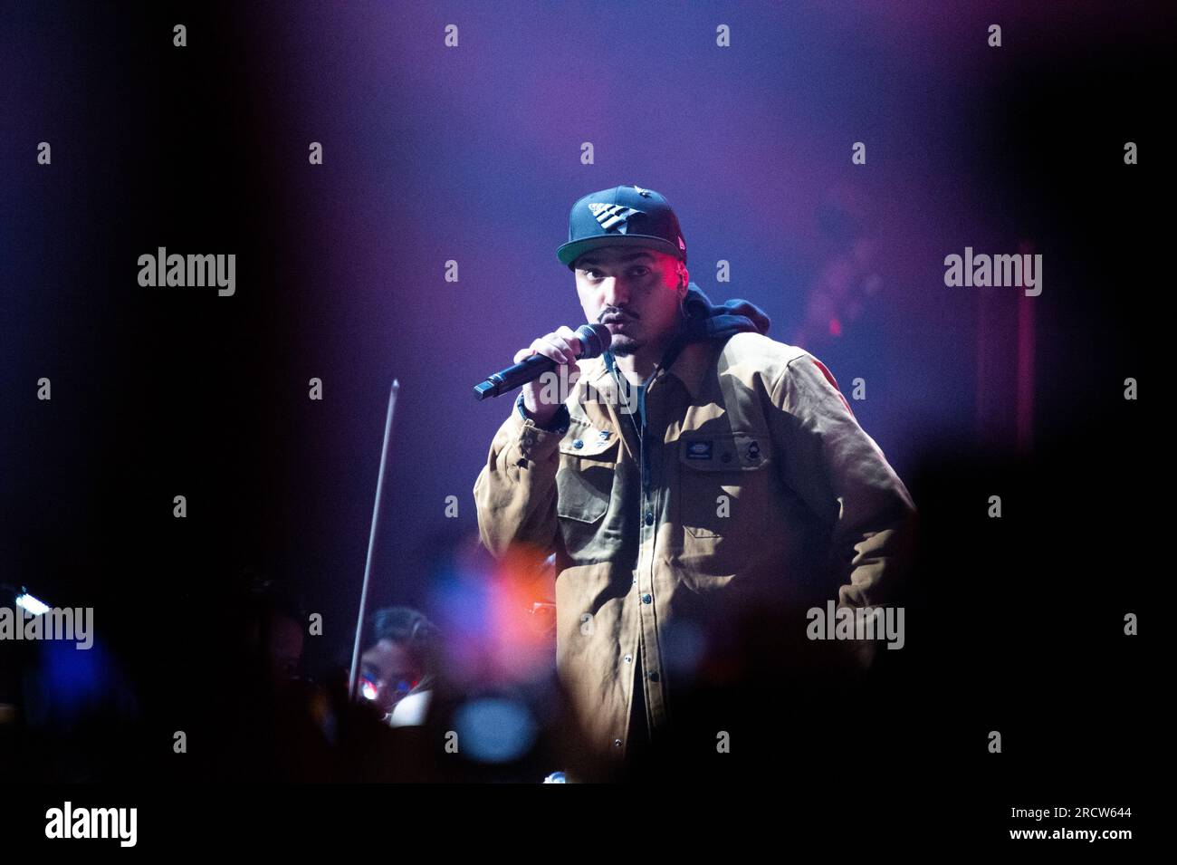 Bogotà, Colombia. 15 luglio 2023. Il gruppo Hip-Hop Medellin Alkolirykoz (Gambeta, Kaztro e Fazeta) si esibisce alla Movistar Arena di Bogotà in un concerto sinfonico lungo l'orchestra sinfonica della città, il 15 luglio 2023. Foto di: Chepa Beltran/Long Visual Press Credit: Long Visual Press/Alamy Live News Foto Stock