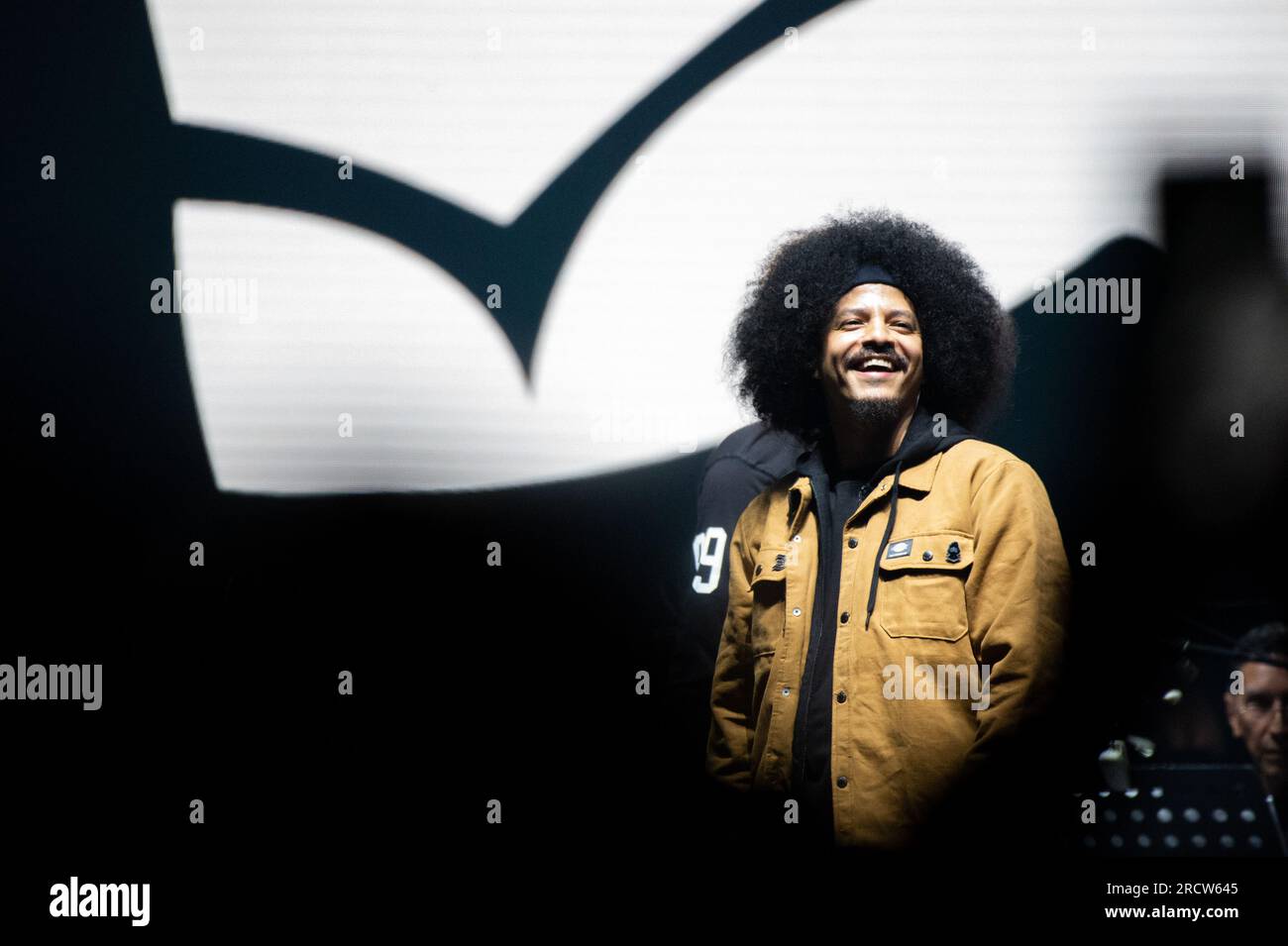 Bogotà, Colombia. 15 luglio 2023. Il gruppo Hip-Hop Medellin Alkolirykoz (Gambeta, Kaztro e Fazeta) si esibisce alla Movistar Arena di Bogotà in un concerto sinfonico lungo l'orchestra sinfonica della città, il 15 luglio 2023. Foto di: Chepa Beltran/Long Visual Press Credit: Long Visual Press/Alamy Live News Foto Stock