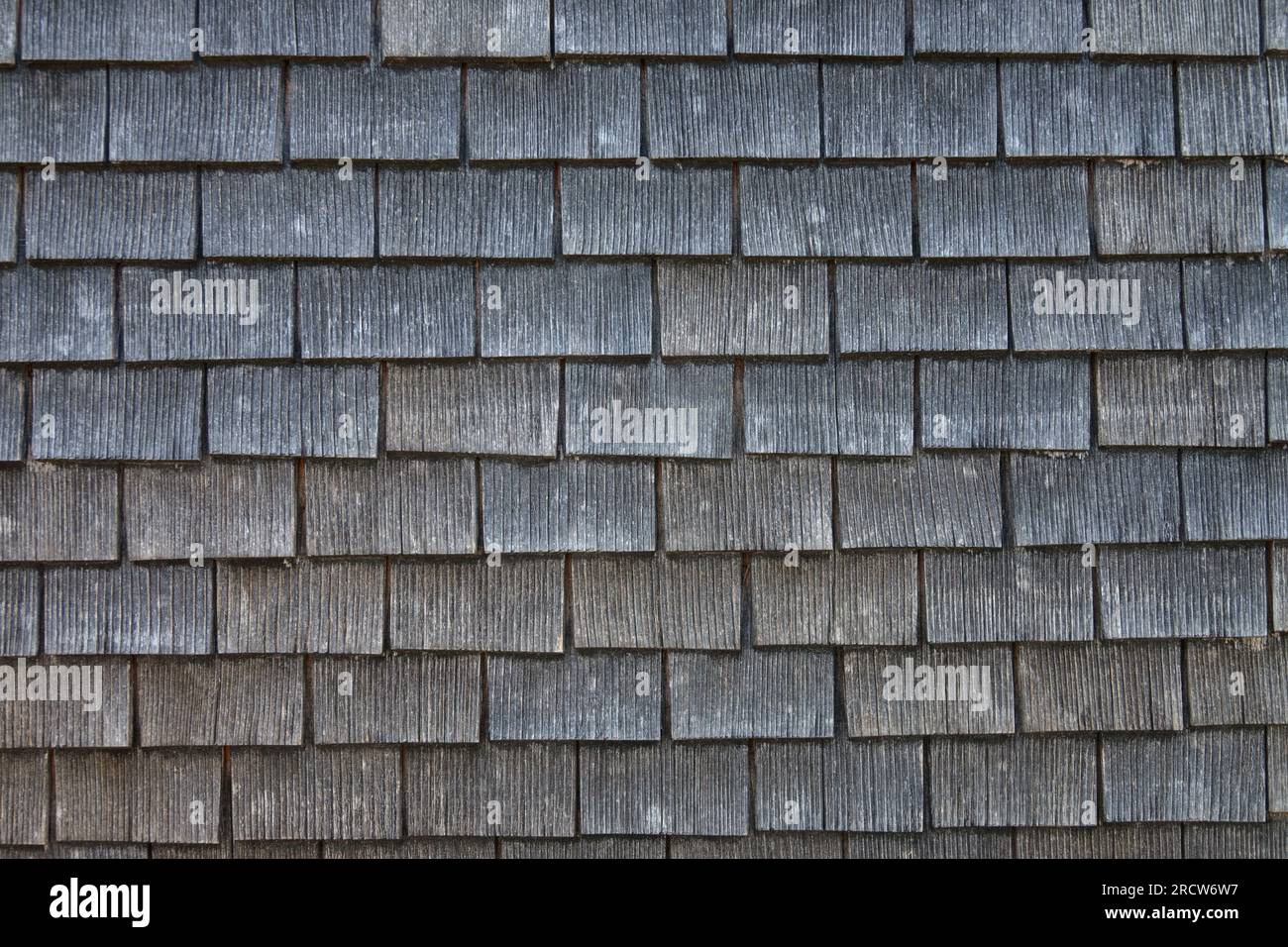 Dettaglio di primo piano di vecchi lingotti di legno sul tetto di una casa in Svizzera è mostrato. Foto Stock