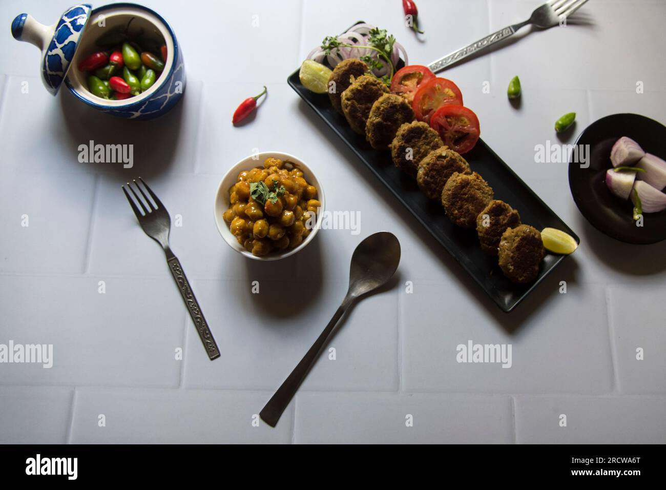 Vista dall'alto dell'ingrediente alimentare chole kebab o chickpea masala. Foto Stock