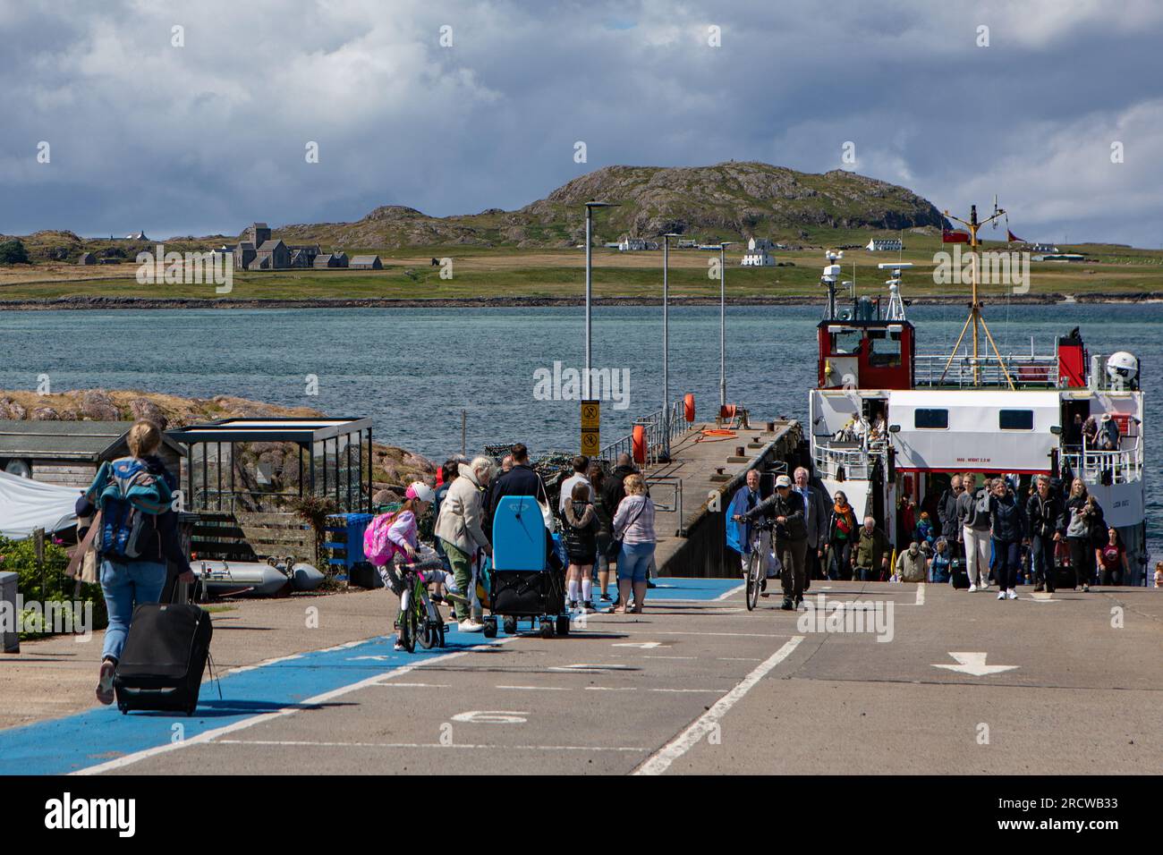 I passeggeri del traghetto fanno la fila per il traghetto a piedi per Iona da Fionnphort, Isola di Mull. Foto Stock