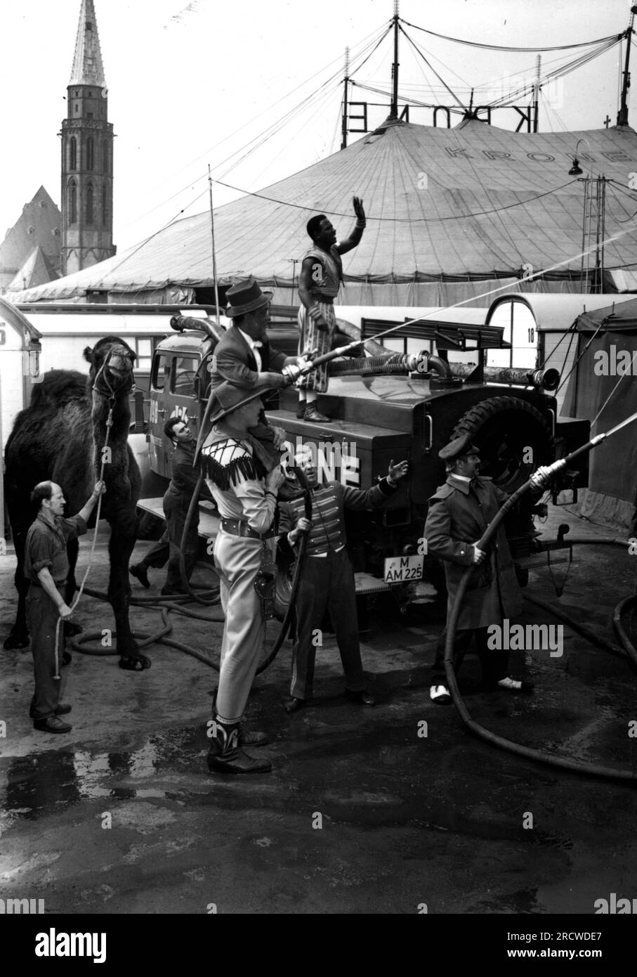 circus, Circus Krone, membri del personale con manichette dell'acqua, al centro: Erhard 'bimbo' Weller, anni '1960, ULTERIORI-DIRITTI-CLEARANCE-INFO-NOT-AVAILABLE Foto Stock