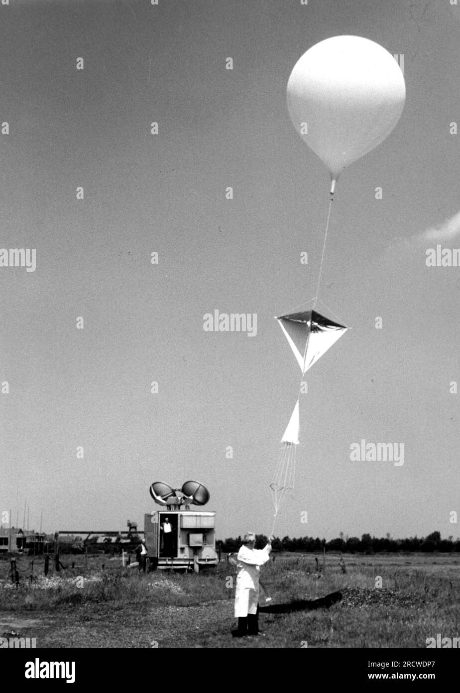 Meteo, stazione meteorologica, lancio di una mongolfiera con una radiosonde, Germania, anni '1960, ULTERIORI-DIRITTI-AUTORIZZAZIONE-INFO-NON-DISPONIBILE Foto Stock
