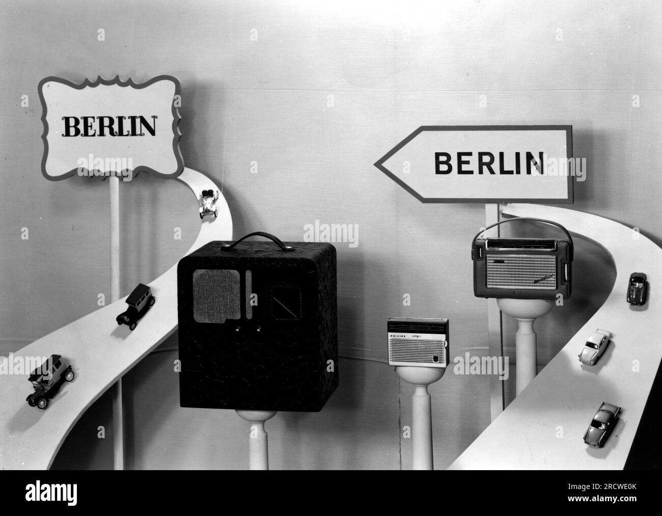 technics, elettronica di consumo, tre radio portatili Philips, 122 ABC, 1940, Nanette L1W22T, 1962, ULTERIORI-DIRITTI-CLEARANCE-INFO-NON-DISPONIBILI Foto Stock