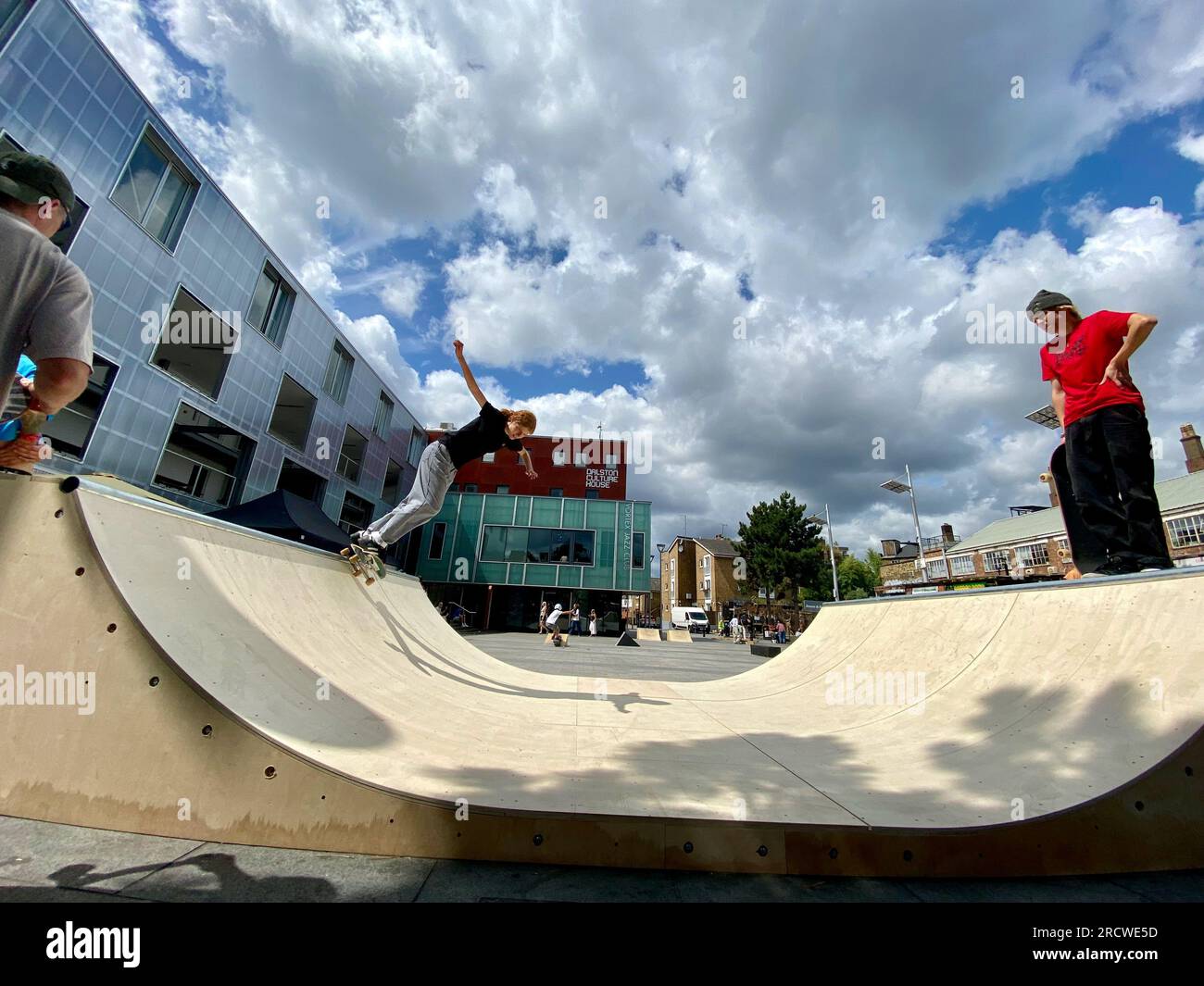 Gli skateboarder hanno organizzato la giornata di skatepal in gillet Square dalston hackney londra 16 luglio 2023 inghilterra Regno Unito Foto Stock