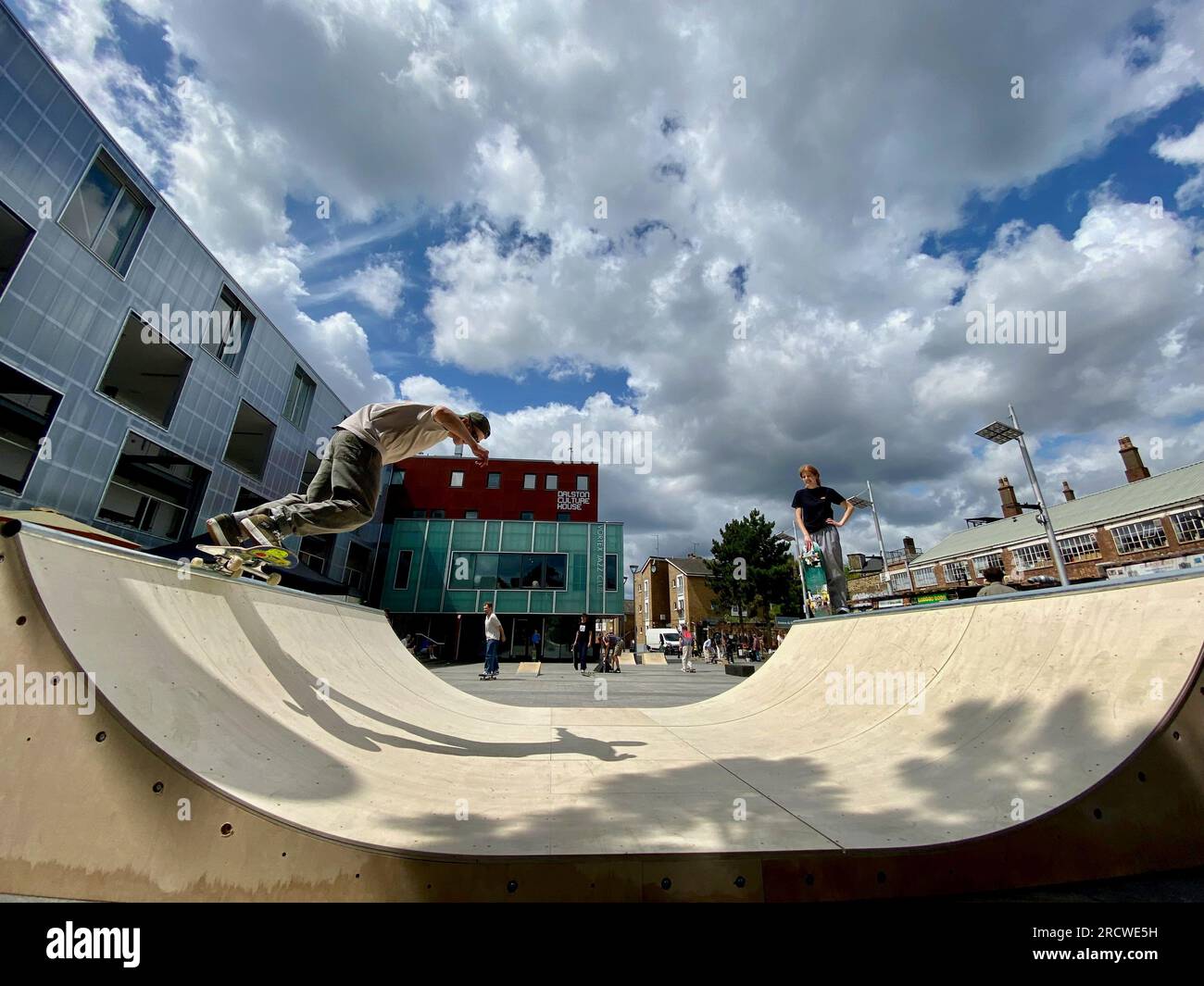 Gli skateboarder hanno organizzato la giornata di skatepal in gillet Square dalston hackney londra 16 luglio 2023 inghilterra Regno Unito Foto Stock