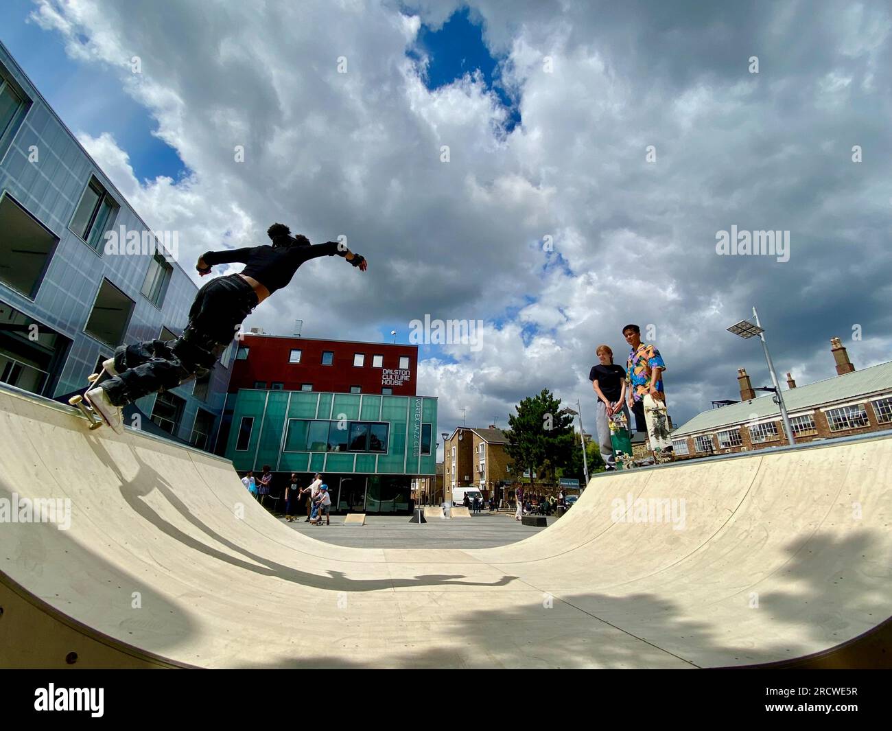 Gli skateboarder hanno organizzato la giornata di skatepal in gillet Square dalston hackney londra 16 luglio 2023 inghilterra Regno Unito Foto Stock