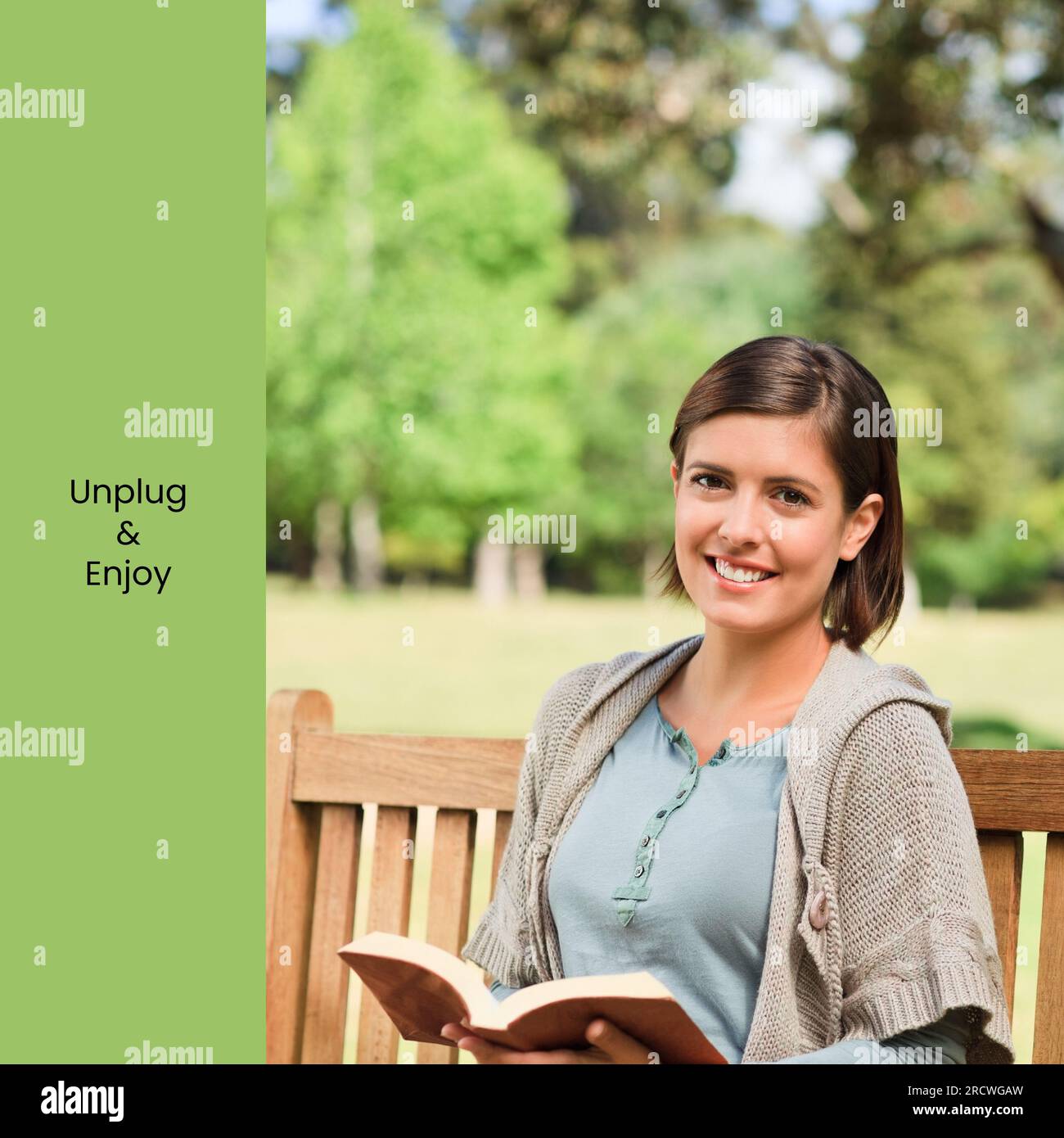 Scollegate la spina e godetevi il testo sul verde con la felice donna caucasica seduto sulla panchina del parco soleggiata per leggere Foto Stock