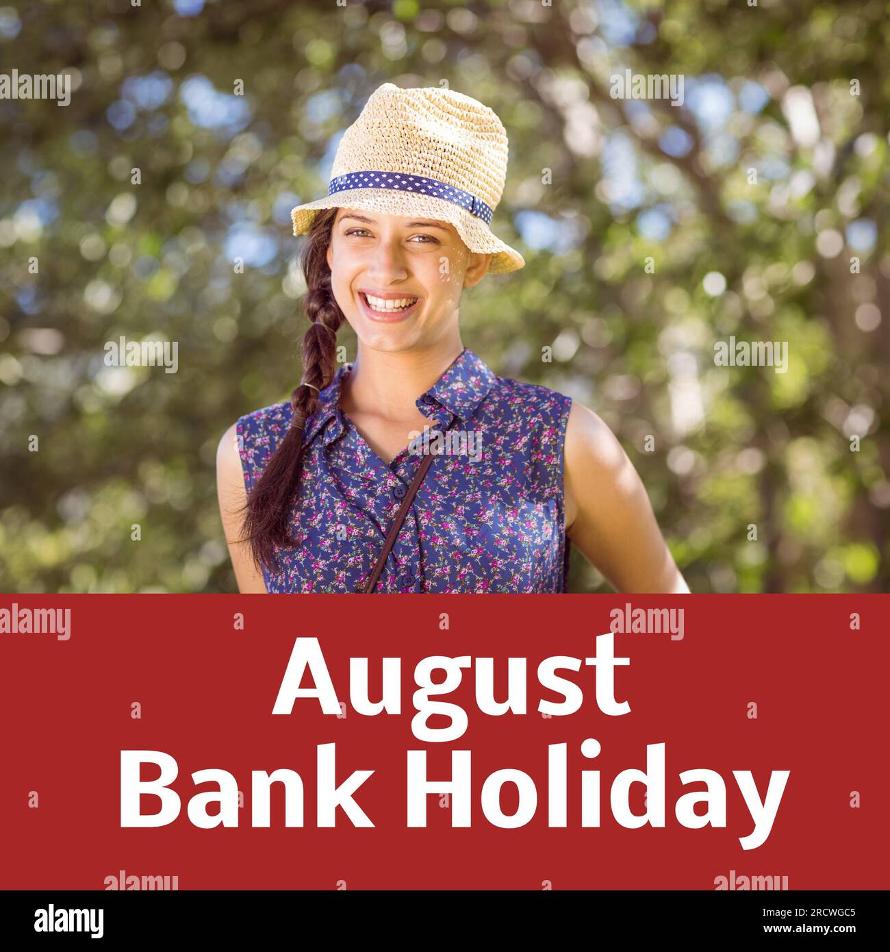Agosto testo di festa in rosso con felice donna caucasica in cappello di paglia sorridente al sole dagli alberi Foto Stock
