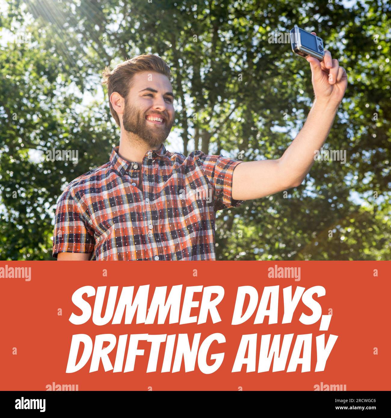 Giornate estive, testo in rosso alla deriva con un felice uomo caucasico che scatta selfie nel soleggiato parco Foto Stock