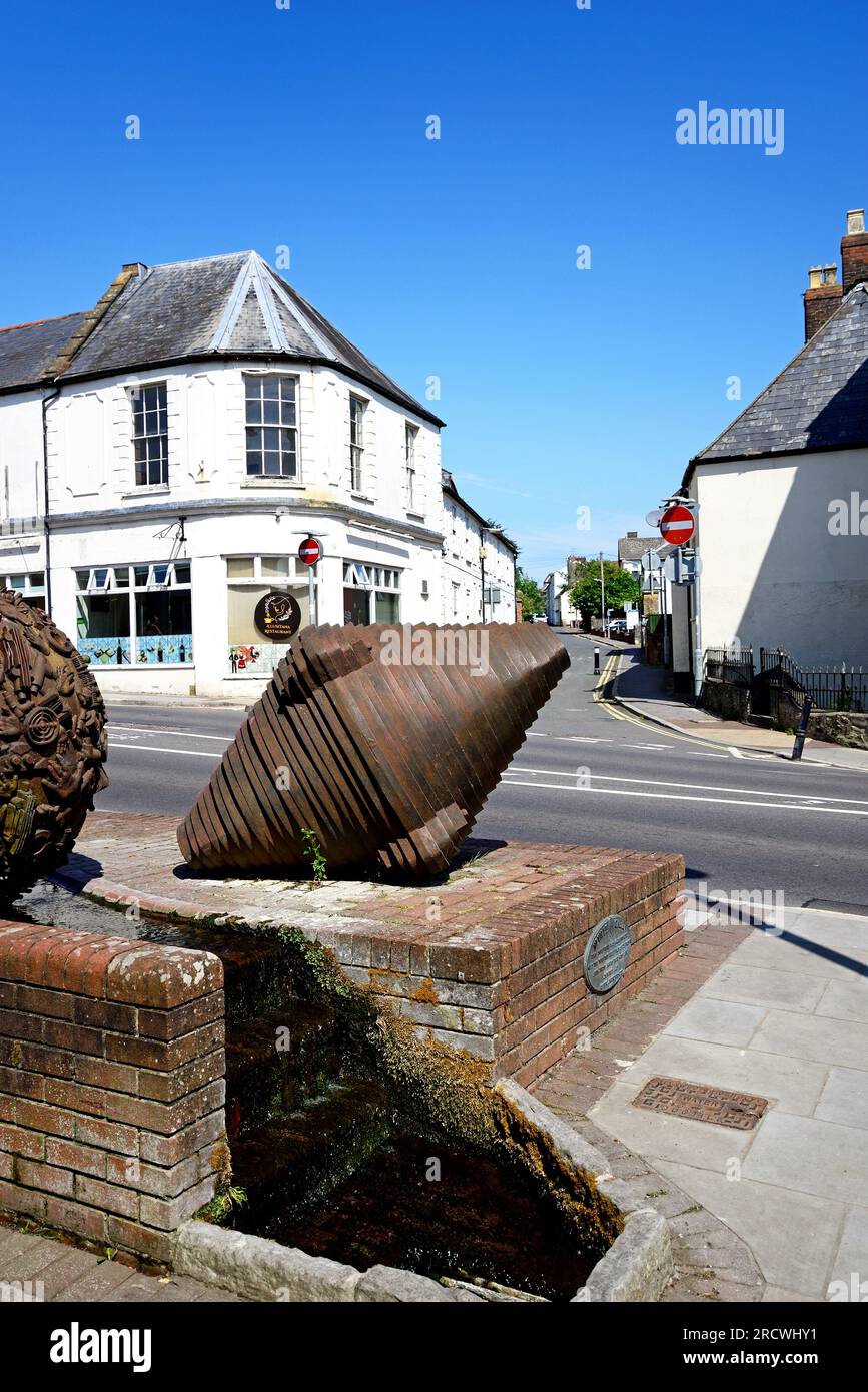 Statue di Boulder di Neville Cable lungo High Street con Combe Street sul retro, Chard, Somerset, Regno Unito, Europa. Foto Stock