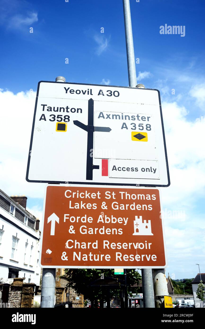Cartello stradale per Yeovil, Taunton e Axminster, Chard, Somerset, Regno Unito, Europa, Chard, Somerset, Regno Unito, Europa. Foto Stock