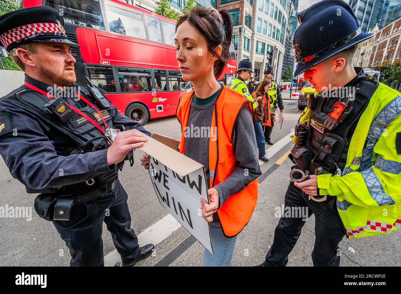 Londra, Regno Unito. 17 luglio 2023. L'alto ufficiale di polizia presente li avverte sotto la sua azione di ordine pubblico e tre (che non lasciano la strada) vengono arrestati e portati alla stazione di polizia di bishopsgate - la protesta dura meno di 15 minuti e causa un disturbo minimo. Basta fermare la protesta petrolifera su Bishopsgate viene rimossa rapidamente dalla polizia della città di Londra (in parte perché il loro quartier generale è a soli 100 metri di distanza). L'obiettivo generale del gruppo è quello di convincere il governo a fermare tutti i nuovi giacimenti petroliferi. come parte dello sforzo per cercare di evitare la crisi climatica. Crediti: Guy Bell/Alamy Live News Foto Stock