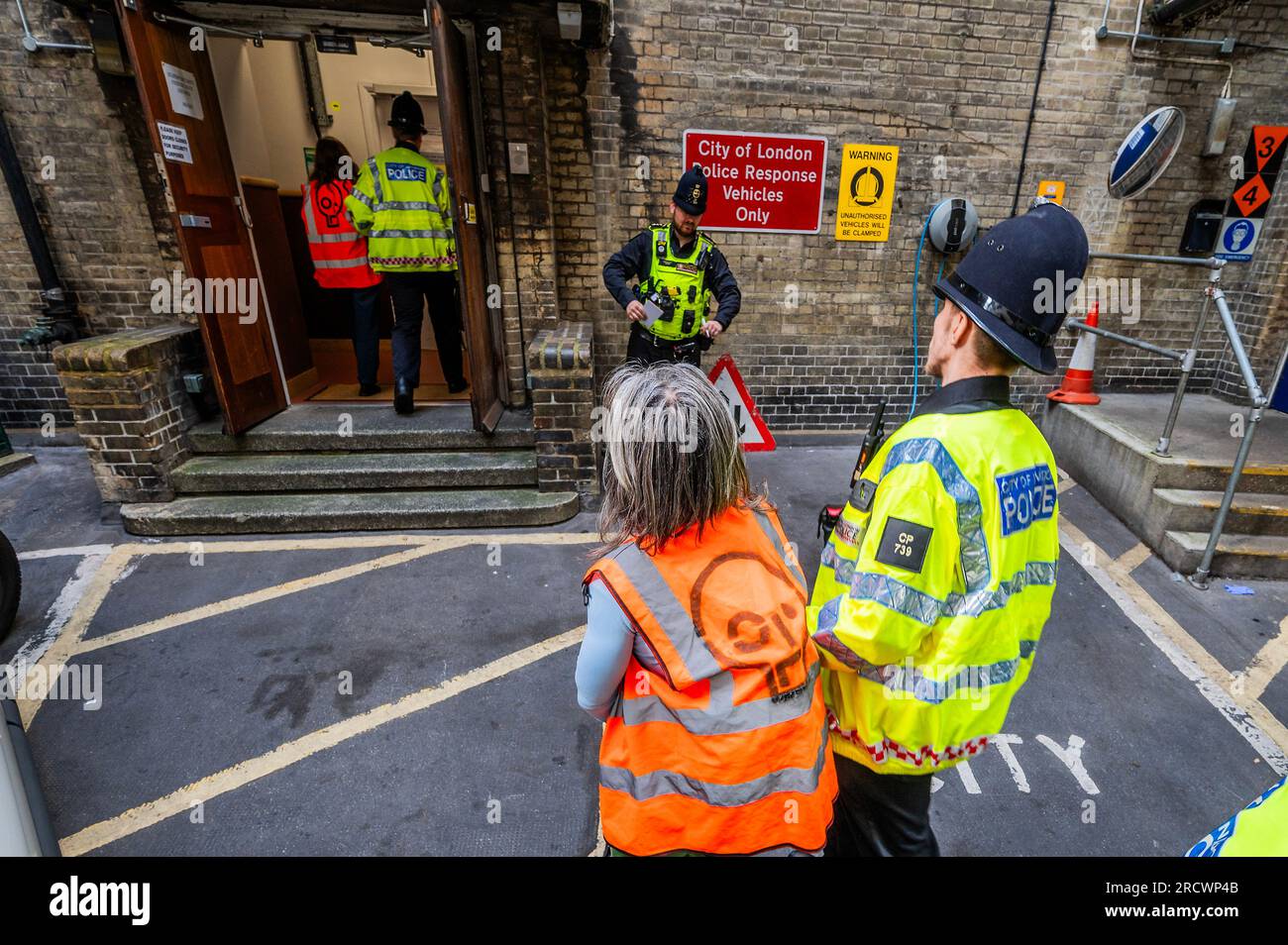 Londra, Regno Unito. 17 luglio 2023. L'alto ufficiale di polizia presente li avverte sotto la sua azione di ordine pubblico e tre (che non lasciano la strada) vengono arrestati e portati alla stazione di polizia di bishopsgate - la protesta dura meno di 15 minuti e causa un disturbo minimo. Basta fermare la protesta petrolifera su Bishopsgate viene rimossa rapidamente dalla polizia della città di Londra (in parte perché il loro quartier generale è a soli 100 metri di distanza). L'obiettivo generale del gruppo è quello di convincere il governo a fermare tutti i nuovi giacimenti petroliferi. come parte dello sforzo per cercare di evitare la crisi climatica. Crediti: Guy Bell/Alamy Live News Foto Stock