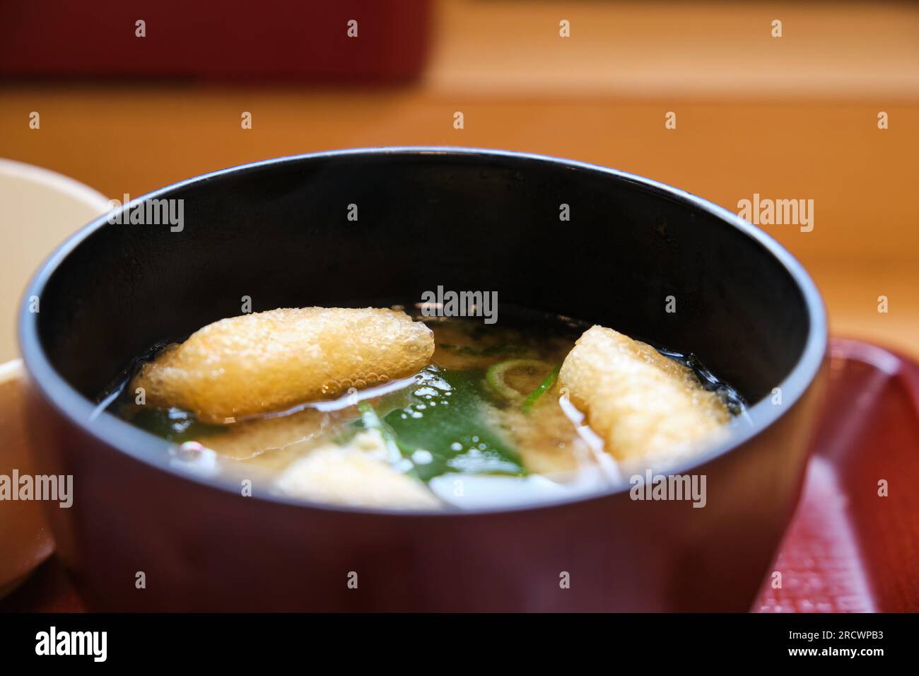 Zuppa di miso giapponese con kitsune tofu e alghe wakame. Foto Stock