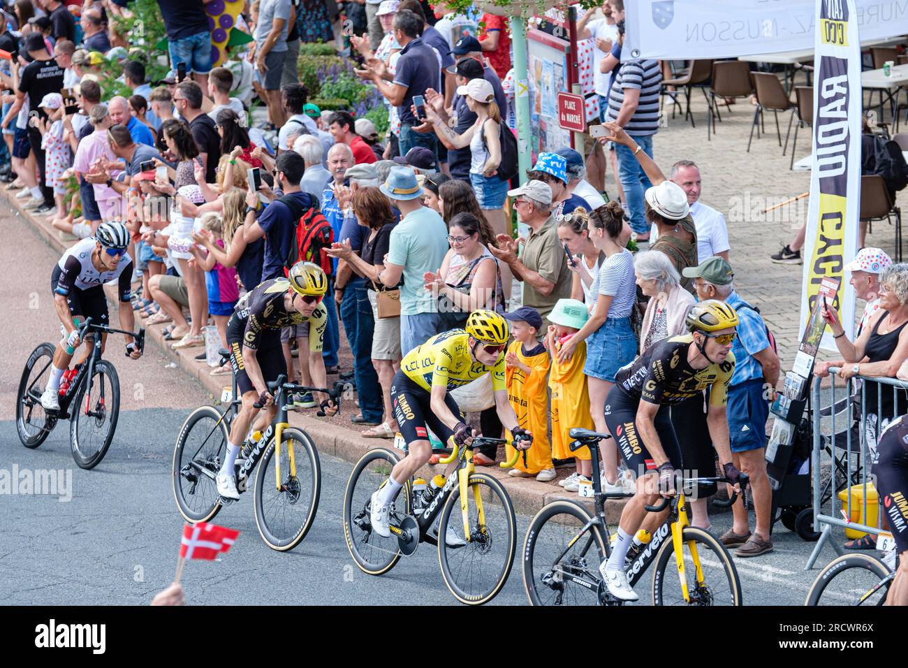 Francia, Lamure sur Azergues, 2023-07-13. Maglia gialla Tour de France Jonas Vinegaard circondata dai suoi compagni di squadra nel villaggio durante il 12 ° Foto Stock