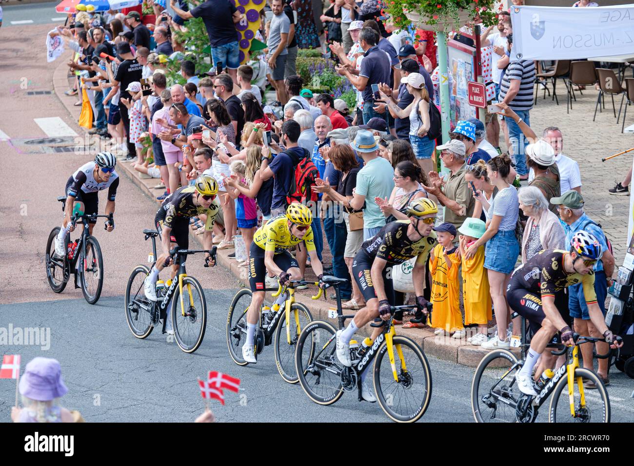 Francia, Lamure sur Azergues, 2023-07-13. Maglia gialla Tour de France Jonas Vinegaard circondata dai suoi compagni di squadra nel villaggio durante il 12 ° Foto Stock