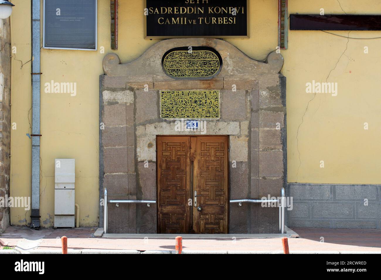 Cancello d'ingresso della Moschea Sadreddin Konevi. La moschea fu costruita durante il periodo selgiuchide anatolico. Foto Stock