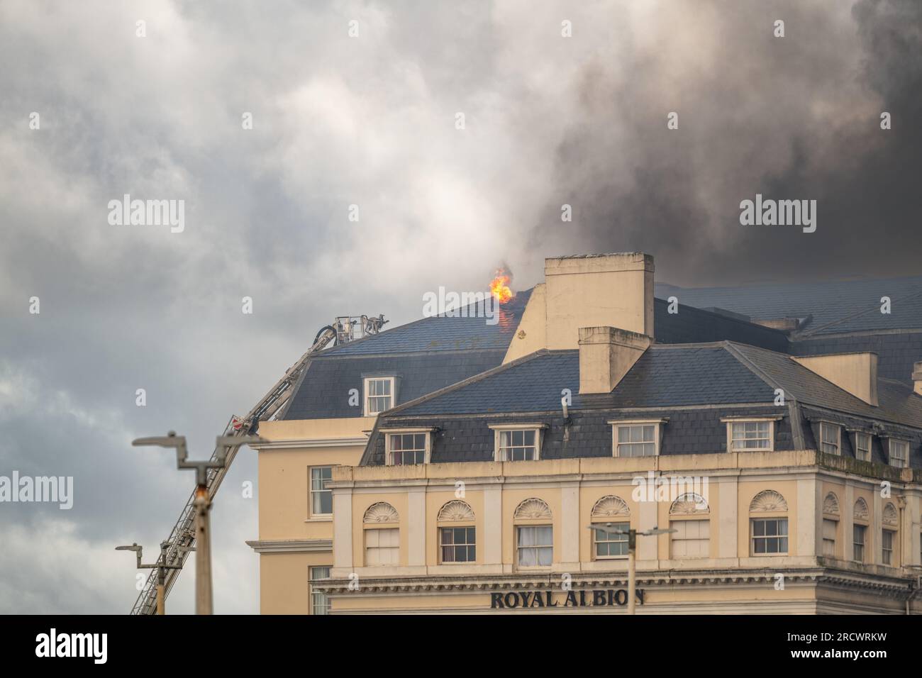 L'Albion Hotel Brighton viene distrutto mentre un incendio scoppia nell'hotel di Brighton, East Sussex, Regno Unito Foto Stock