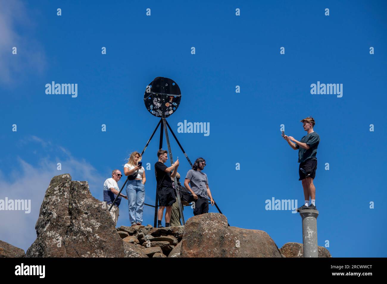 Persone che scattano foto sulla vetta del Monte Wellington Hobart Tasmania Australia Foto Stock
