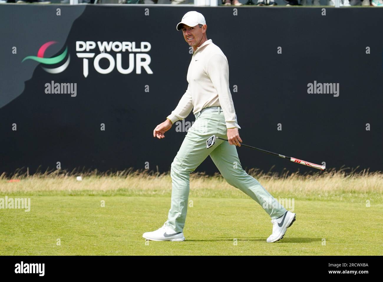 Rory McIlroy cammina sul diciottesimo green durante il Genesis Scottish Open 2023 al Renaissance Club di North Berwick, Scozia Foto Stock