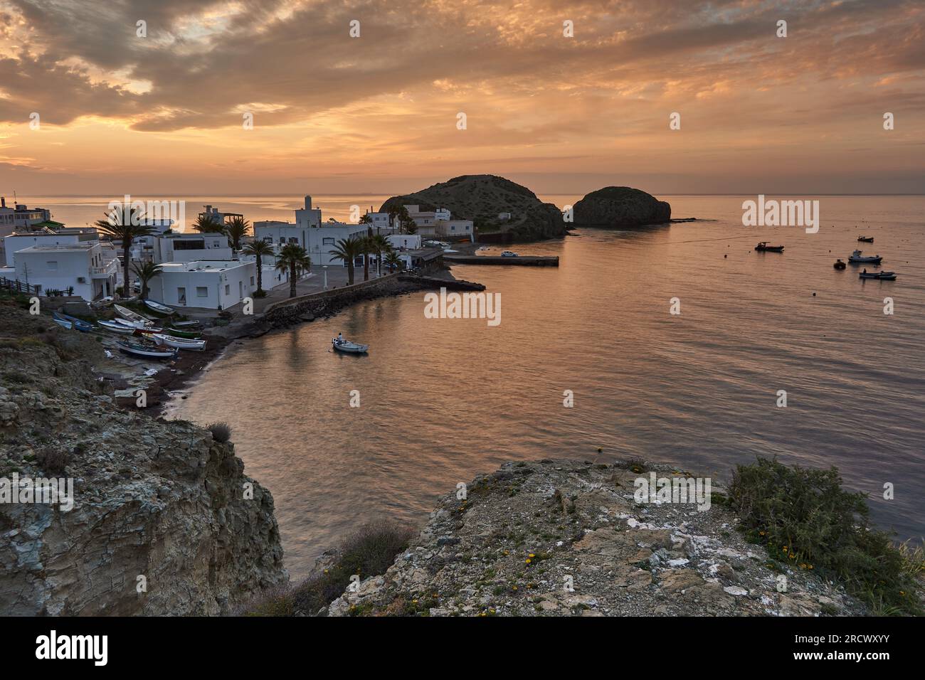 Villaggio di pescatori andaluso di la Isleta del Moro all'alba, Cabo de Gata, Almeria, Spagna, riserva della biosfera, Mar Mediterraneo Foto Stock