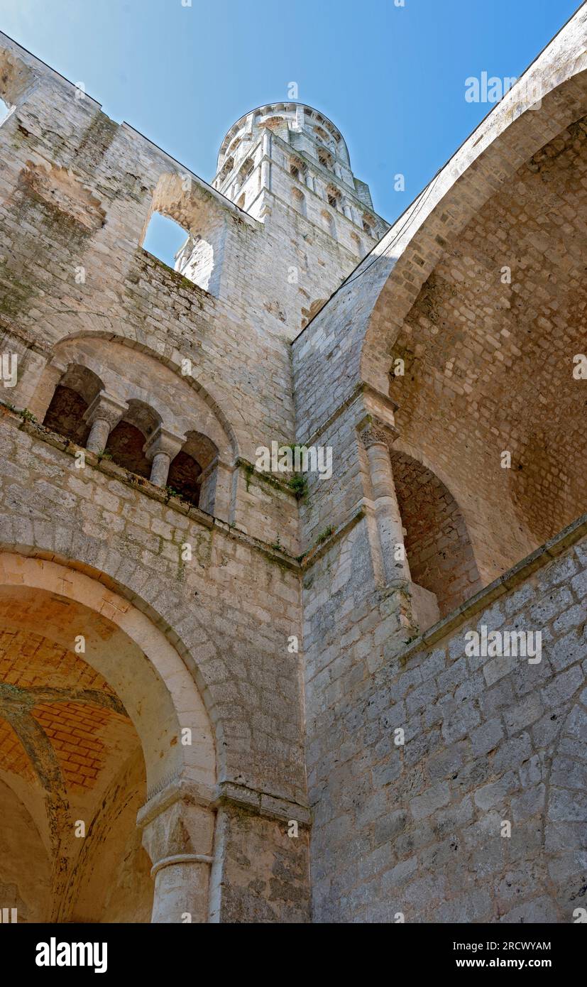 Parte delle rovine dell'ex abbazia benedettina Jumieges in Normandia, Francia Foto Stock