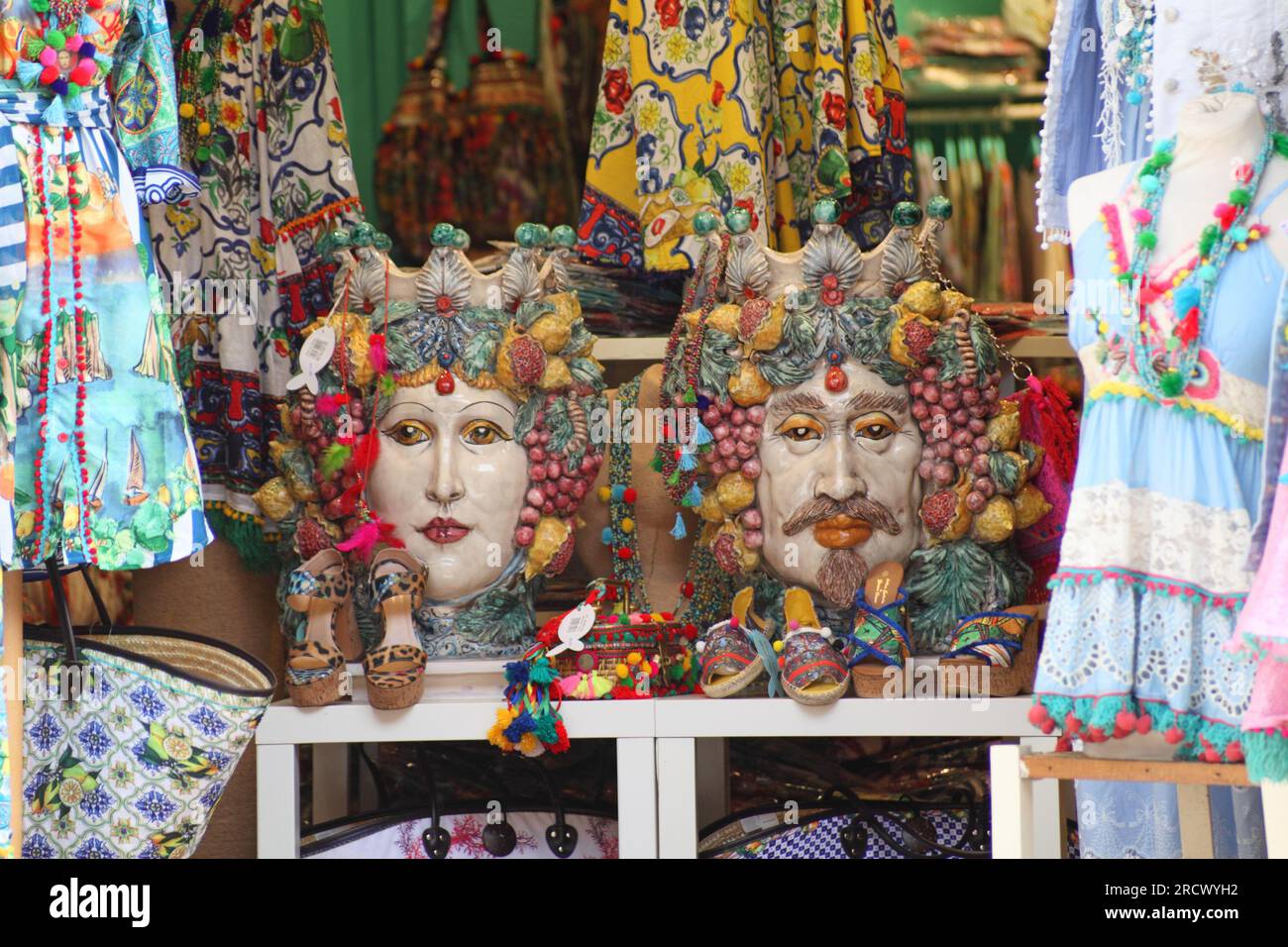 Ceramiche con teste smaltate tipiche sicilane, conosciute come graste, villaggio di pescatori di Marzamemi, Siracusa, Sicilia sud-orientale, Italia Foto Stock