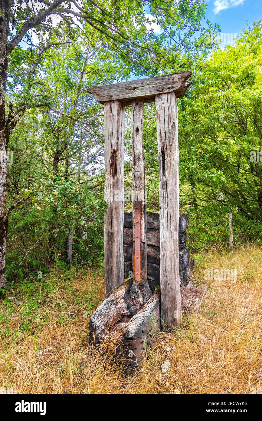 Vecchia porta di legno utilizzata come esposizione nel centro naturale - Cherine, Rosnay, Indre (36), Francia. Foto Stock